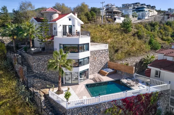 Luxury Villa for Sale with Combination of Infinity Pool and Sea View