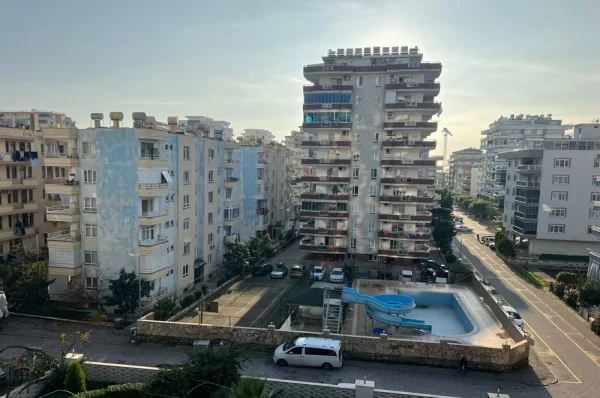 Alanya Mahmutlar'da Havuz Manzaralı Lüks Full Eşyalı 2+1 Daire