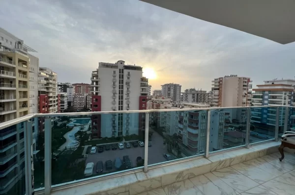 Alanya'da Havuz ve Şehir Manzaralı Geniş 3+1 Daire