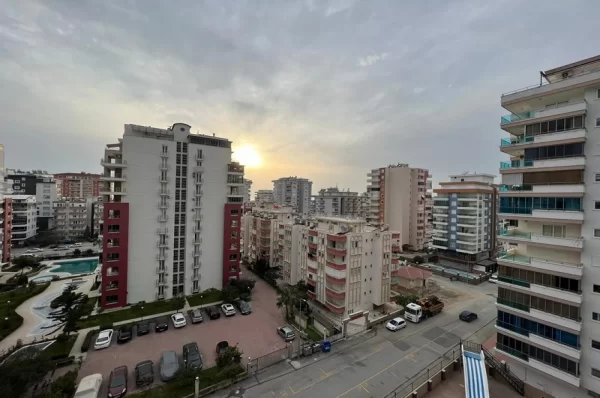 Alanya'da Havuz ve Şehir Manzaralı Geniş 3+1 Daire