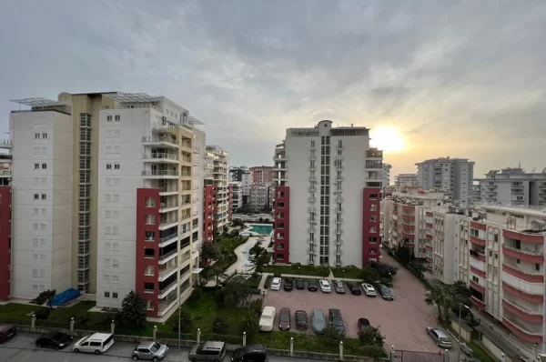 Alanya'da Havuz ve Şehir Manzaralı Geniş 3+1 Daire