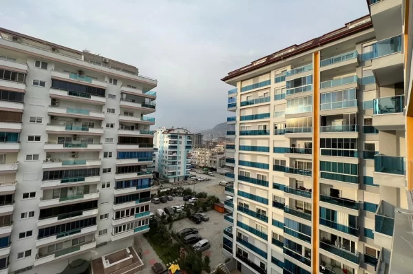 Alanya'da Havuz ve Şehir Manzaralı Geniş 3+1 Daire