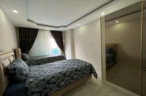 Alanya'da Havuz ve Şehir Manzaralı Geniş 3+1 Daire