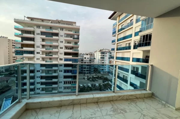 Alanya'da Havuz ve Şehir Manzaralı Geniş 3+1 Daire