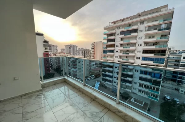 Alanya'da Havuz ve Şehir Manzaralı Geniş 3+1 Daire