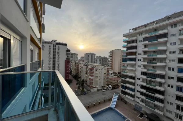 Alanya'da Havuz ve Şehir Manzaralı Geniş 3+1 Daire