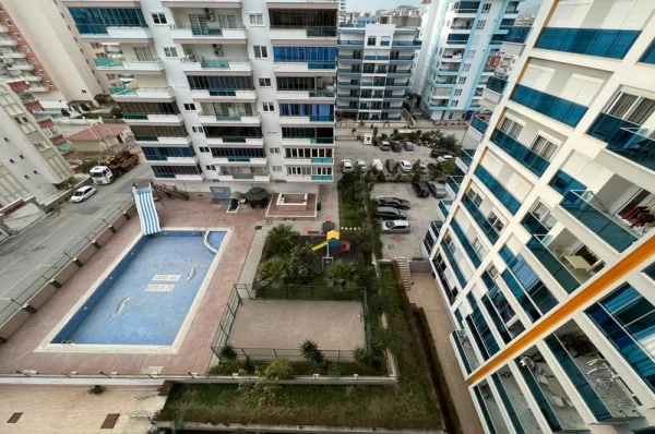 Alanya'da Havuz ve Şehir Manzaralı Geniş 3+1 Daire