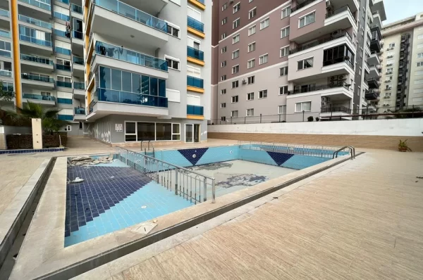 Spacious 3+1 Apartment with Pool and City View in Alanya