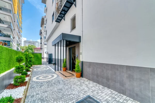 Bu Tek Yatak Odalı Daire ile Alanya'nın Mahmutlar Bölgesinde Modern Yaşamı Deneyimleyin