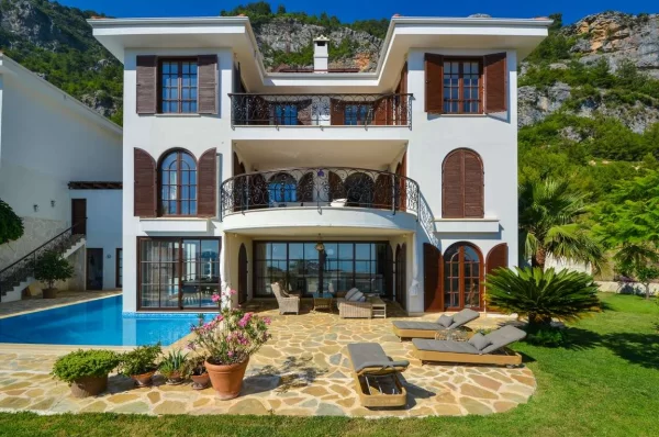 Escape to Paradise: Exquisite Sea View 5+2 Luxury Villa for Sale in Alanya