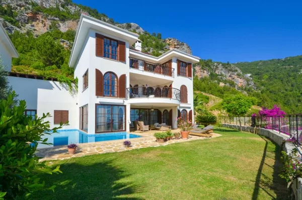Escape to Paradise: Exquisite Sea View 5+2 Luxury Villa for Sale in Alanya