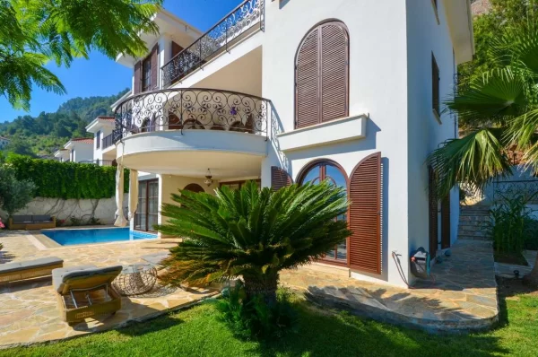 Escape to Paradise: Exquisite Sea View 5+2 Luxury Villa for Sale in Alanya