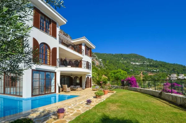 Escape to Paradise: Exquisite Sea View 5+2 Luxury Villa for Sale in Alanya