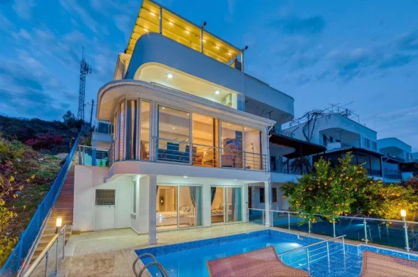 Experience Unparalleled Luxury Living in this Exquisite 5+1 Villa with Private Pool and Sea View