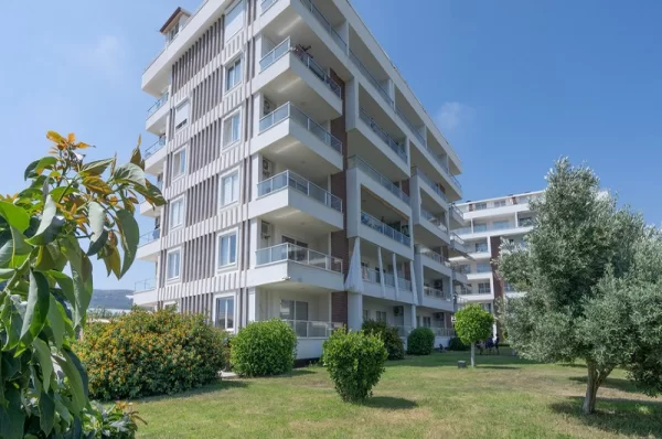 Alanya Demirtaş'ta Yemyeşil Doğa İçinde Full Eşyalı Satılık 2+1 Daire