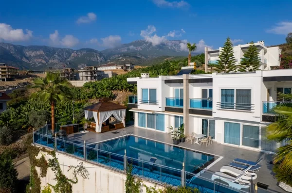 Luxury Life in the Lap of Nature: 4+ 1 Villa in Kargicak,Alanya