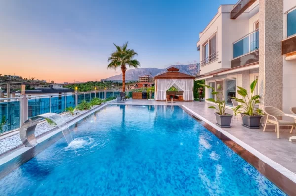 Luxury Life in the Lap of Nature: 4+ 1 Villa in Kargicak,Alanya