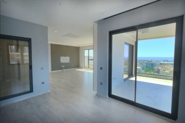Embrace the Luxurious Life in the Heart of Alanya 5+1 Penthouse