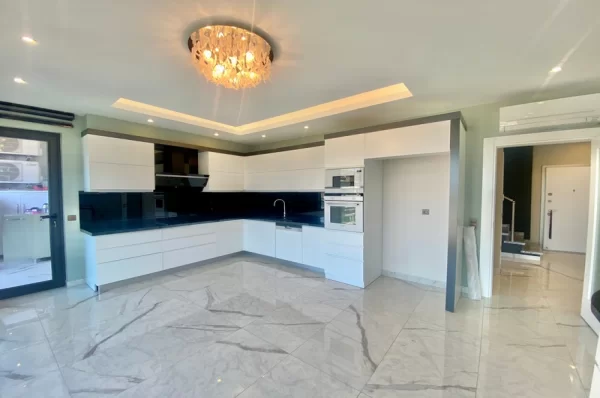 Embrace the Luxurious Life in the Heart of Alanya 5+1 Penthouse