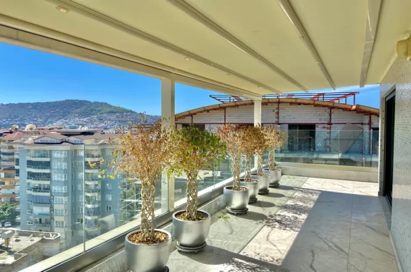 Embrace the Luxurious Life in the Heart of Alanya 5+1 Penthouse