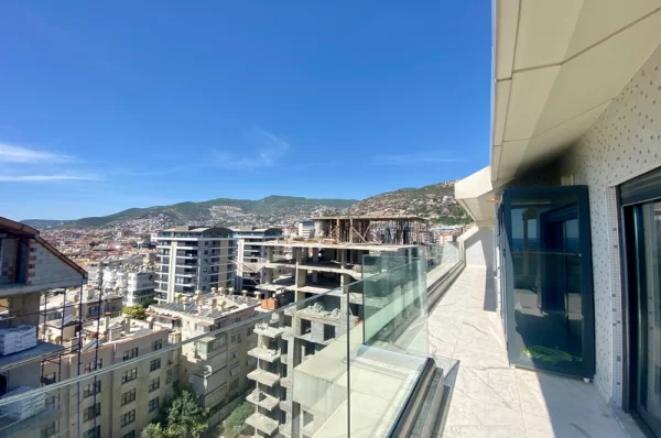 Embrace the Luxurious Life in the Heart of Alanya 5+1 Penthouse