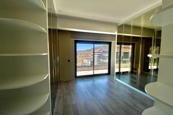 Embrace the Luxurious Life in the Heart of Alanya 5+1 Penthouse