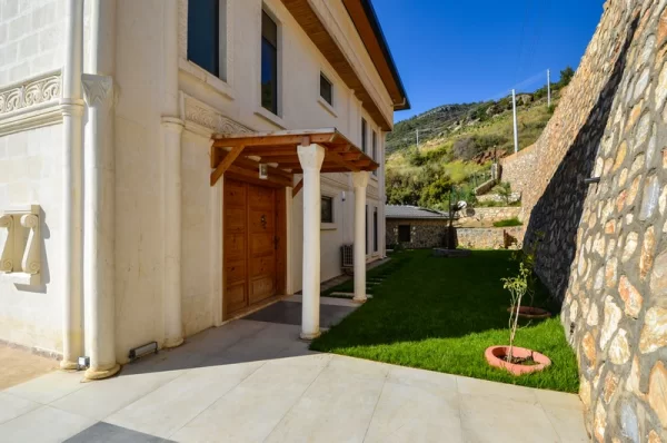 Olağanüstü Lüks Yaşam: Büyüleyici Deniz Manzaralı 3+1 Eşyalı Villa