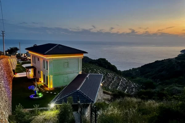 Olağanüstü Lüks Yaşam: Büyüleyici Deniz Manzaralı 3+1 Eşyalı Villa