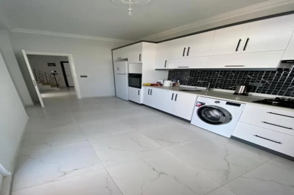 Havuzlu ve Büyüleyici Deniz Manzaralı Eşyalı 4+1 Dubleks Daire