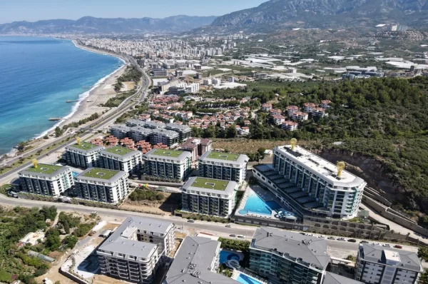 Alanya'da Her Köşeden Deniz Manzaralı Denize Sıfır 1+1 Daire ve 3+1 Dubleksler