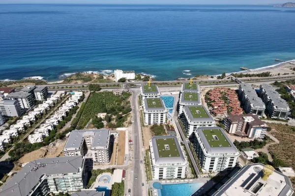 Alanya'da Her Köşeden Deniz Manzaralı Denize Sıfır 1+1 Daire ve 3+1 Dubleksler