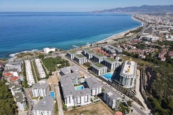 Alanya'da Her Köşeden Deniz Manzaralı Denize Sıfır 1+1 Daire ve 3+1 Dubleksler