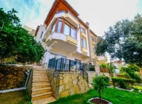 Alanya Kestel'de Satılık Olağanüstü 3 Yatak Odalı Tam Donanımlı Villa