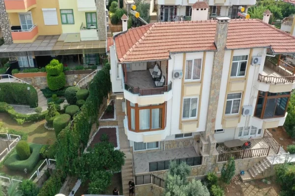 Alanya Kestel'de Satılık Olağanüstü 3 Yatak Odalı Tam Donanımlı Villa