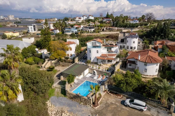 Alanya Türkler'de Havuzlu Lüks 4+2 Tripleks Villa