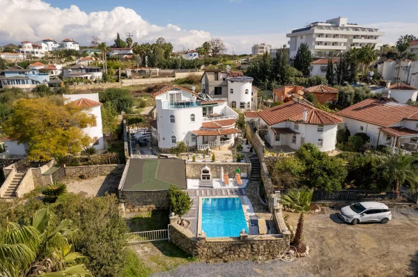Alanya Türkler'de Havuzlu Lüks 4+2 Tripleks Villa