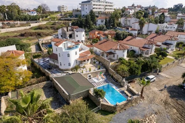 Alanya Türkler'de Havuzlu Lüks 4+2 Tripleks Villa