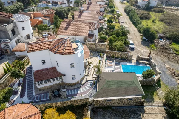 Alanya Türkler'de Havuzlu Lüks 4+2 Tripleks Villa
