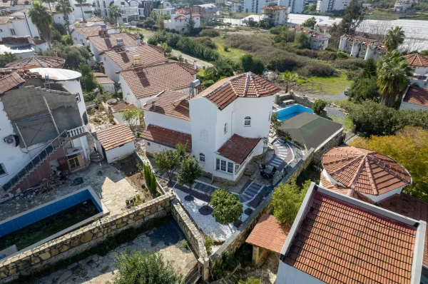 Alanya Türkler'de Havuzlu Lüks 4+2 Tripleks Villa