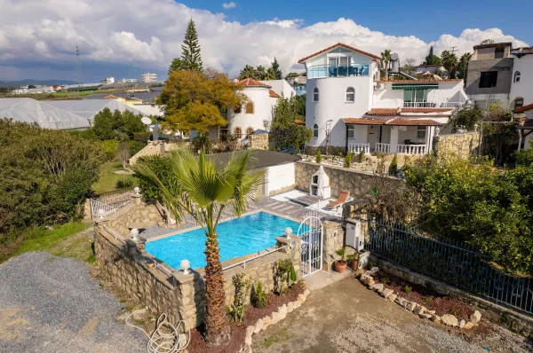 Alanya Türkler'de Havuzlu Lüks 4+2 Tripleks Villa
