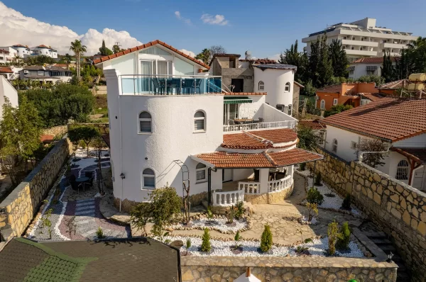 Alanya Türkler'de Havuzlu Lüks 4+2 Tripleks Villa