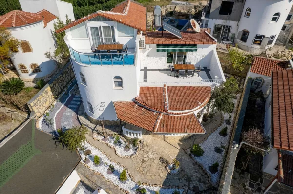Alanya Türkler'de Havuzlu Lüks 4+2 Tripleks Villa