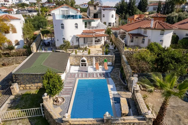Alanya Türkler'de Havuzlu Lüks 4+2 Tripleks Villa
