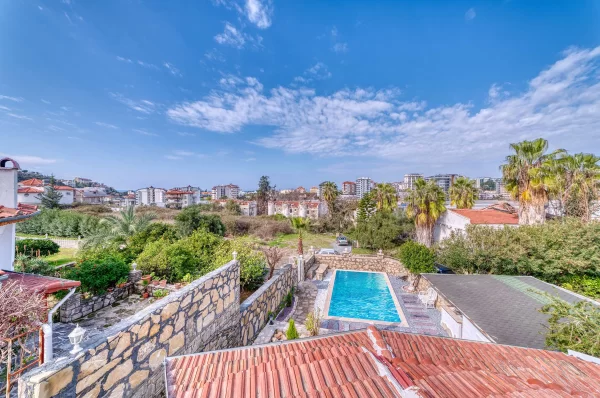 Alanya Türkler'de Havuzlu Lüks 4+2 Tripleks Villa
