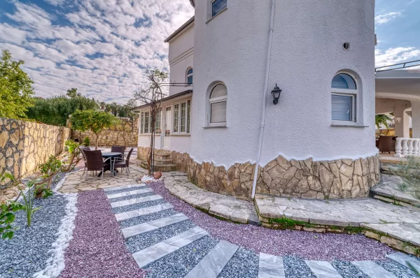 Alanya Türkler'de Havuzlu Lüks 4+2 Tripleks Villa