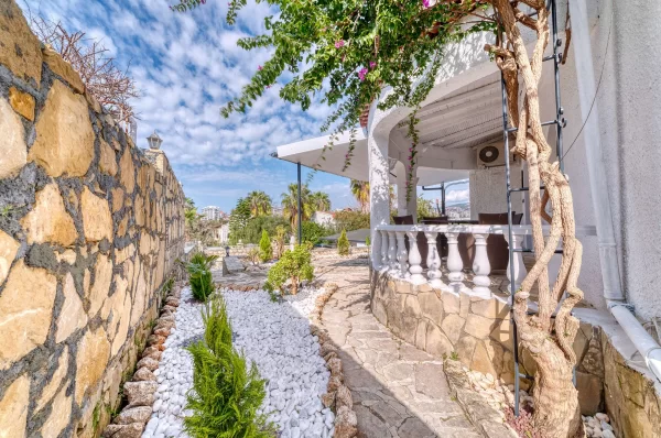 Alanya Türkler'de Havuzlu Lüks 4+2 Tripleks Villa