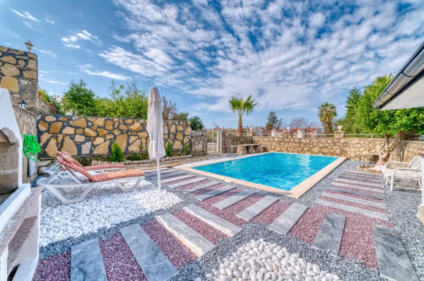 Alanya Türkler'de Havuzlu Lüks 4+2 Tripleks Villa